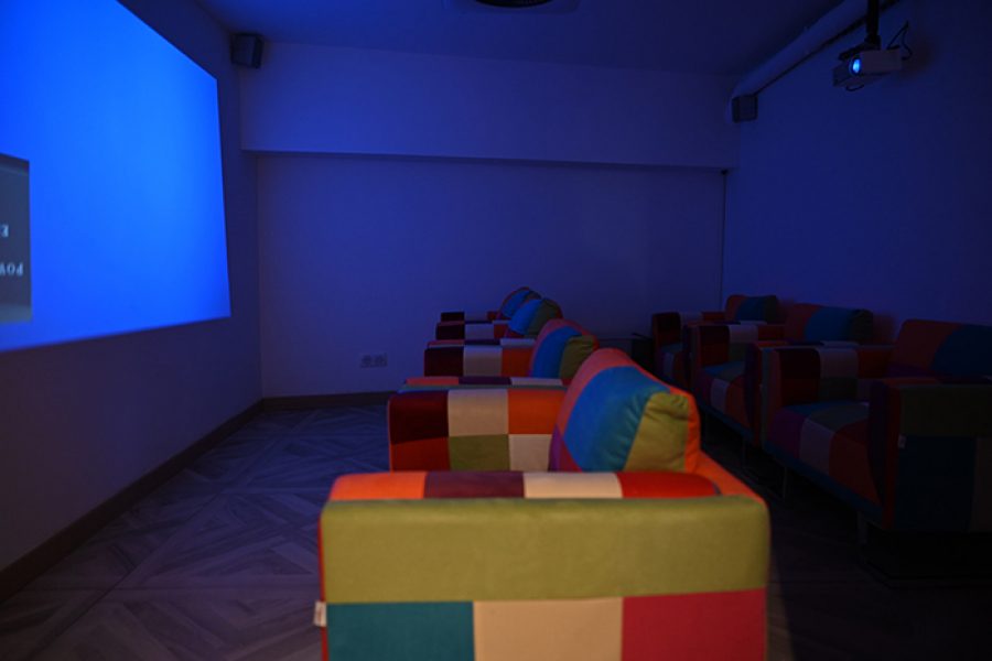 Salon cinéma avec 7 fauteuils confortables