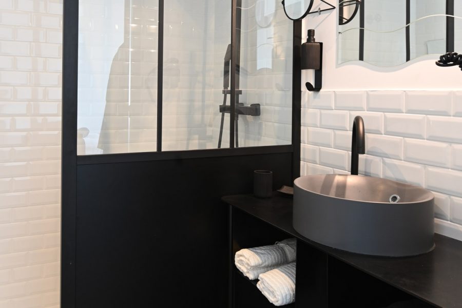 Salle de bain avec douche à l'italienne, lavabo, wc, sèche-serviettes et sèche-cheveux