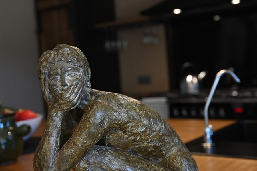 Robinet avec eau pure filtrée à 0,05 microns et sculpture en bronze de l'hôte